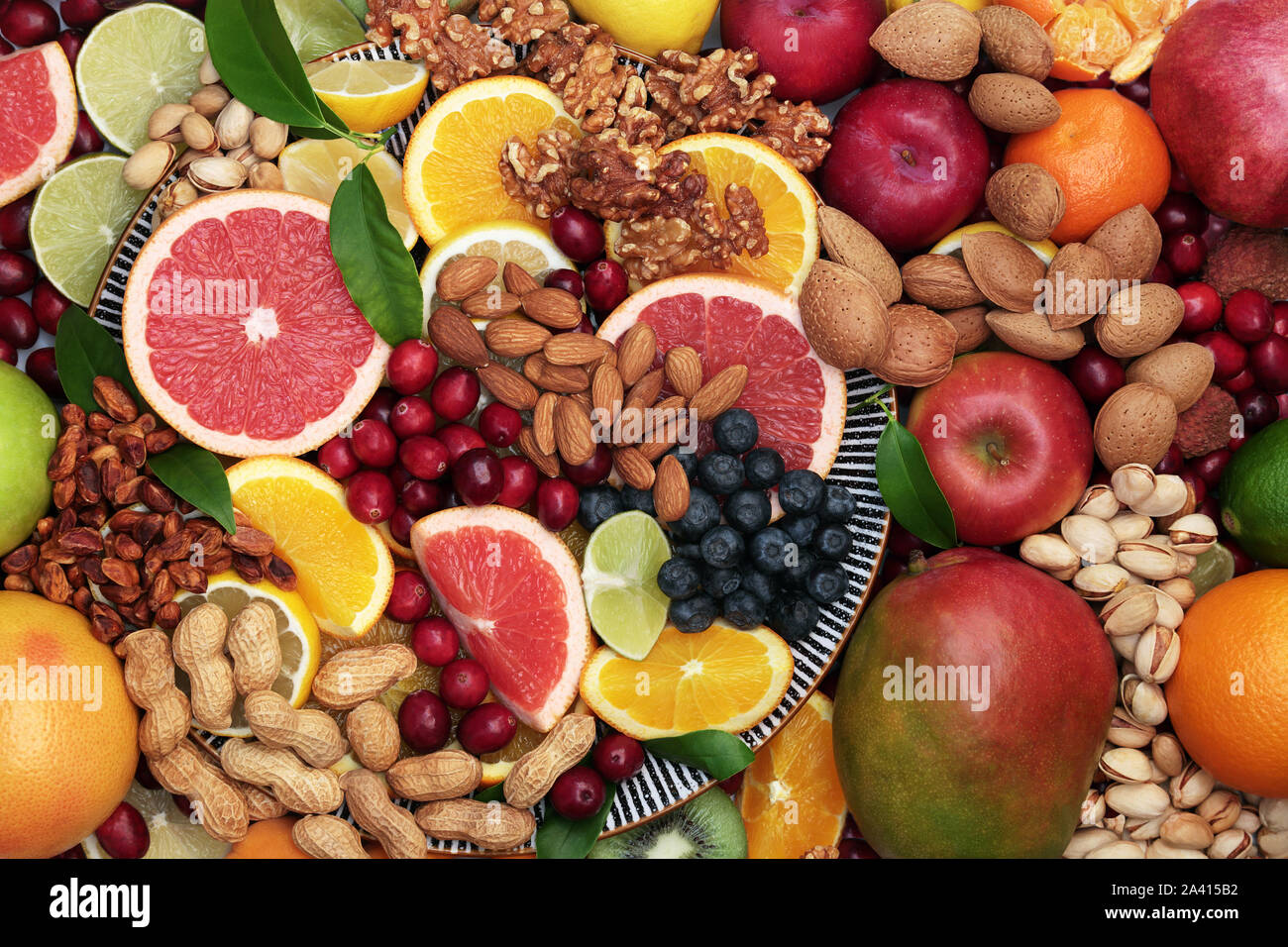 Ballaststoffreiche Lebensmittel Hintergrund mit Obst und Nüssen. Super Foods auch einen hohen Anteil an Antioxidantien, Anthocyane, Vitamine, Proteine und Omega 3. Flach. Stockfoto