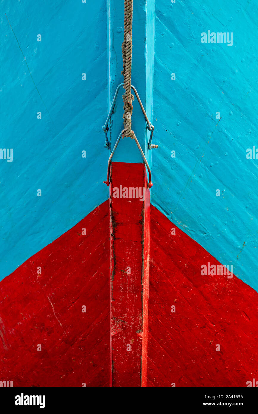 Jakarta/Indonesien - 10. Juni 2018: Die roten und blauen Bug eines Schiffs in Jakarta, Indonesien Stockfoto