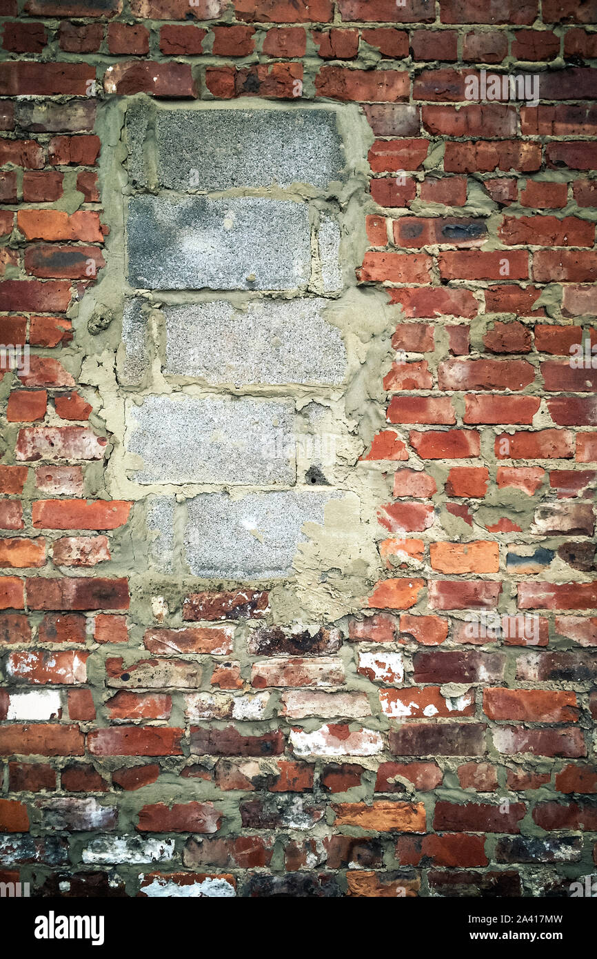Ein Fenster in eine alte Mauer, mit Breeze Blöcke oder hohlblocksteine eingereicht. Stockfoto