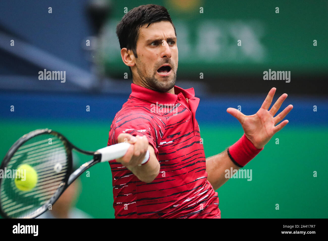 Serbische professioneller Tennisspieler Novak Djokovic konkurriert gegen Griechische professional tennis player Stefanos Tsitsipas im Viertelfinale von 2019 Rolex Shanghai Masters in Schanghai, China, 11. Oktober 2019. Serbische professioneller Tennisspieler Novak Djokovic wurde von griechischen Professional tennis player Stefanos Tsitsipas mit 1-2 besiegte im Viertelfinale von 2019 Rolex Shanghai Masters in Schanghai, China, 11. Oktober 2019. Stockfoto