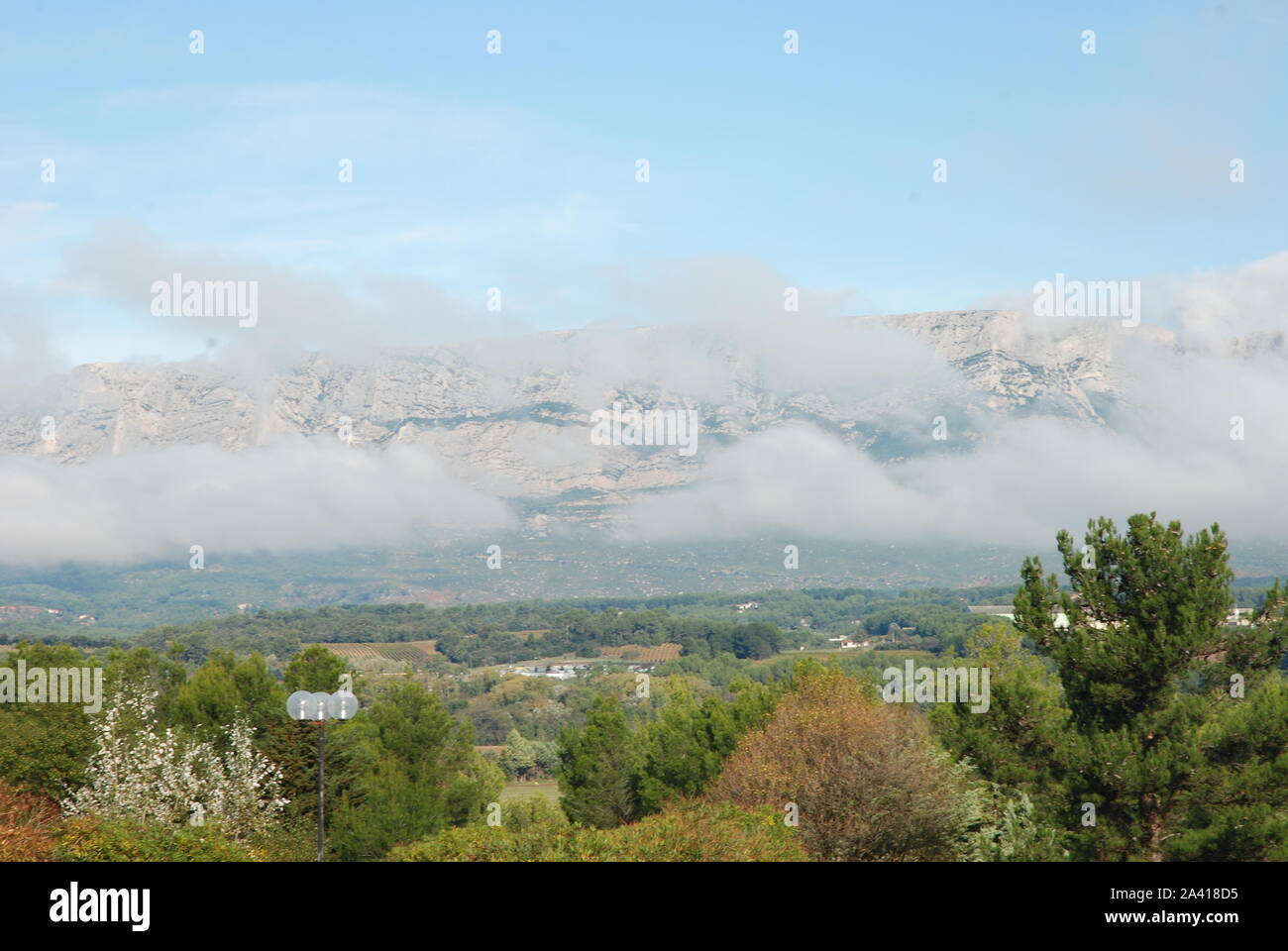 Den Berg Sainte Victoire von Trets in der Provence gesehen Stockfoto