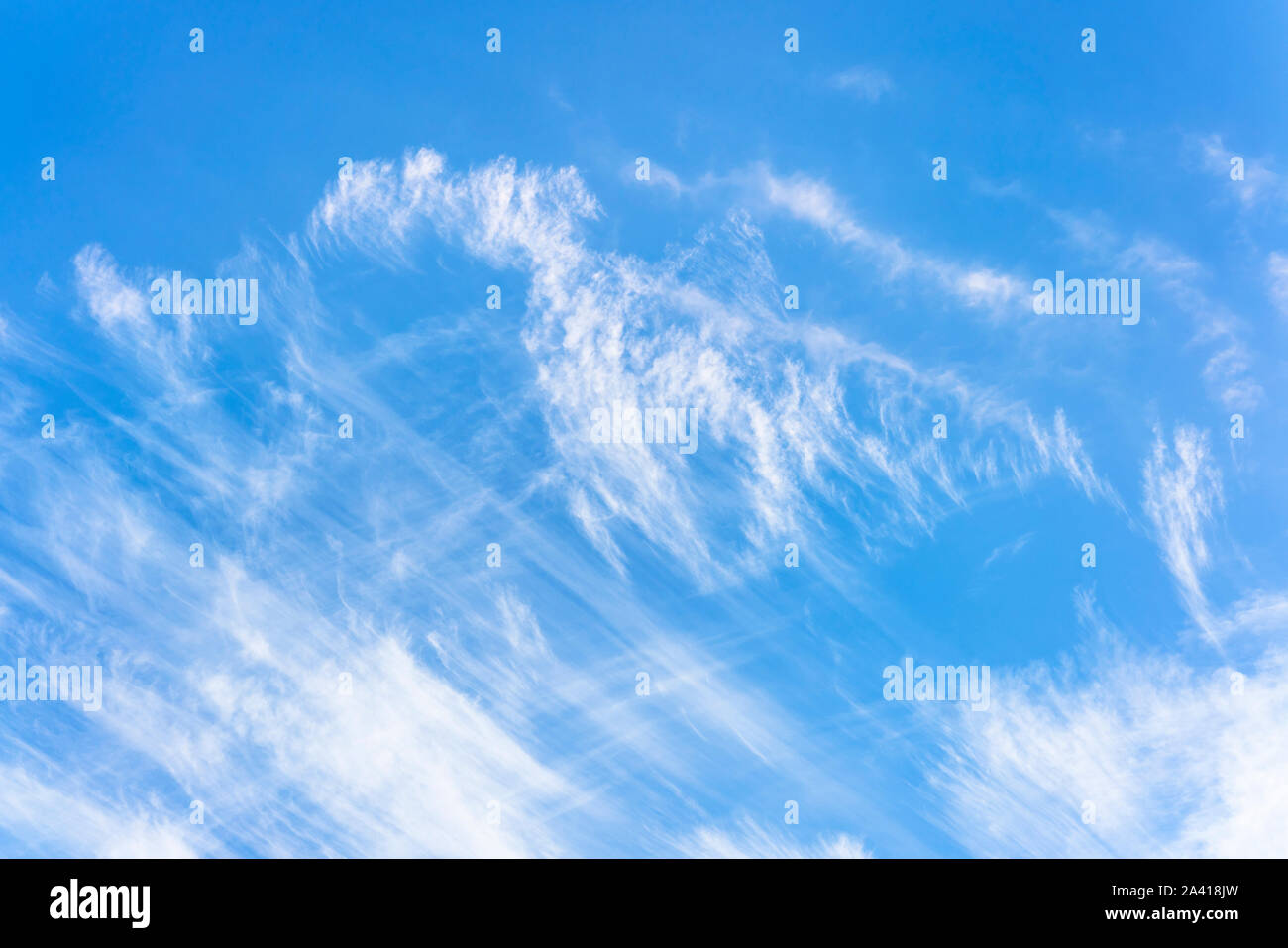 Blauer Himmel und fein und leicht gebürstet Zirruswolken bei der Bekanntgabe ein Taifun über den Himmel von Tokyo. Stockfoto