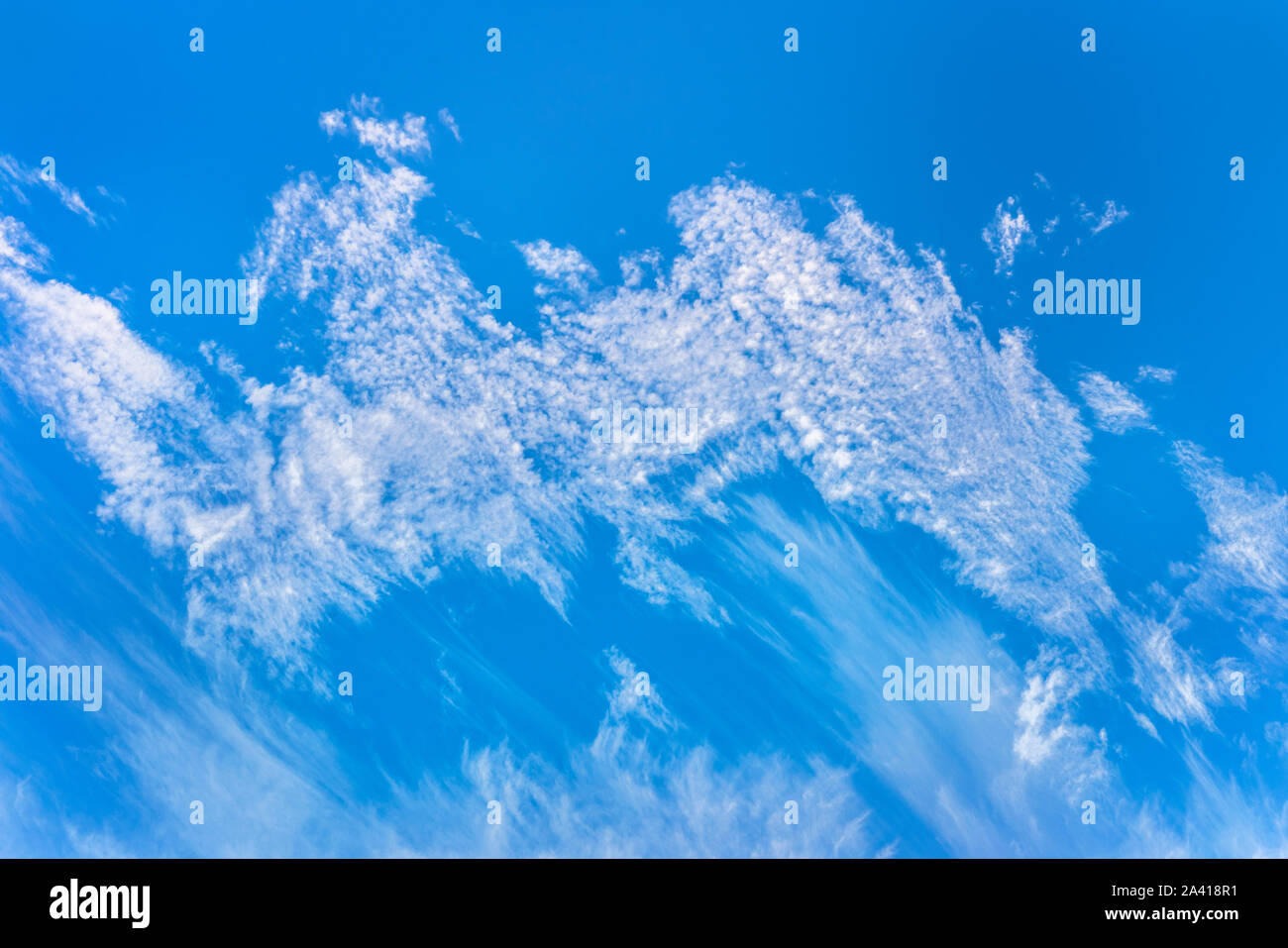 Blauer Himmel und Drachen geformt cirrus Wolken über den Himmel von Tokio. Stockfoto