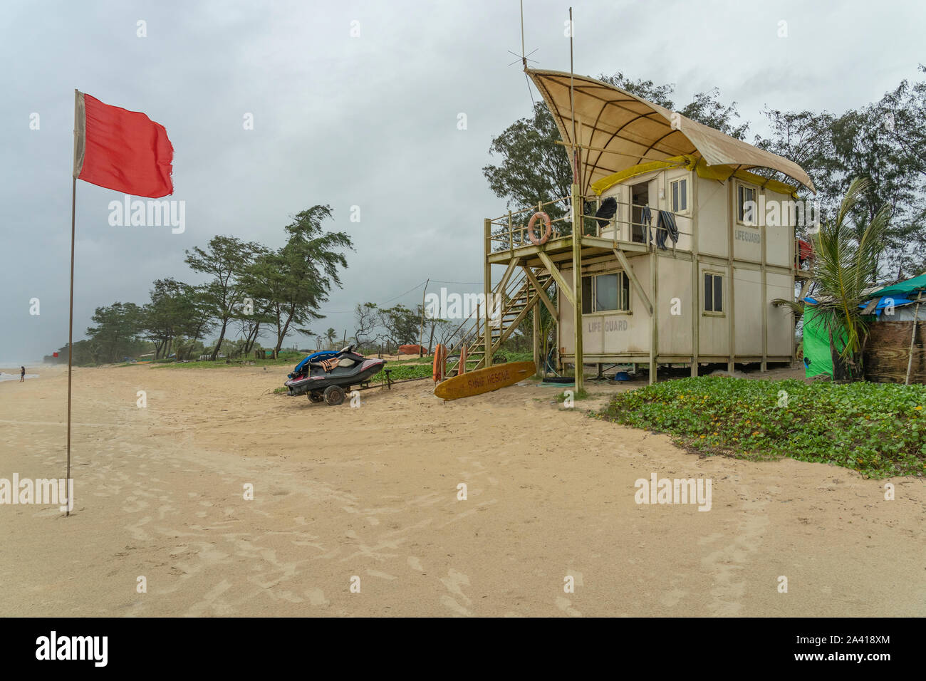 Salcete - Blick auf Lifeguard Station am Cavelossim Beach Goa, Indien, 08.09.2019 Stockfoto
