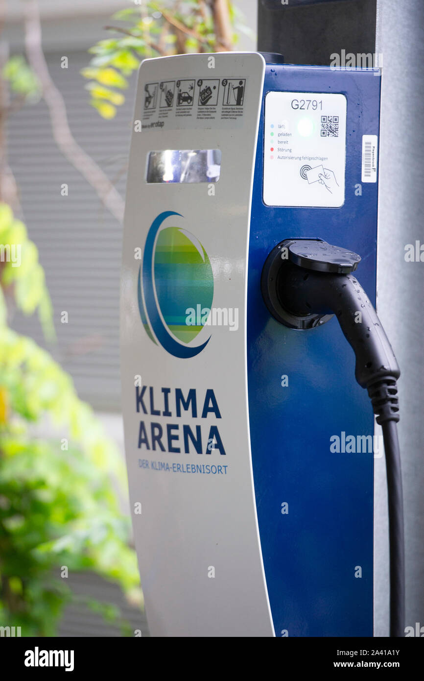 Ladesäule für ein elektrisches Auto in der Parkgarage des Klima-Arena, Eröffnung der Klima-Arena in Sinsheim, 07.10.2019, | Verwendung weltweit Stockfoto