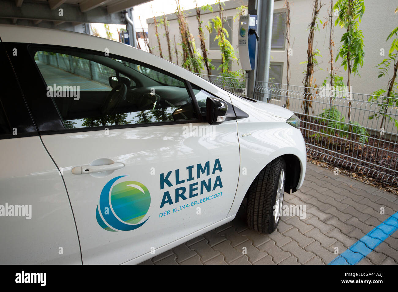 Ein Fahrzeug des Klima Arena, elektrische Auto an einer Ladestation, die Öffnung der Klima-Arena in Sinsheim, 07.10.2019, | Verwendung weltweit Stockfoto