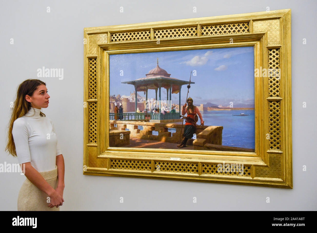London, Großbritannien. 11. Oktober 2019. Ein Mitarbeiter Ansichten" der Harem im Kiosk", die von Jean-Léon Gérôme, (Est GBP 3-5 m). Vorschau von Werken aus der Sammlung des Najd orientalistischen Malerei bei Sotheby's in New Bond Street, die das tägliche Leben in den historischen Arabischen, osmanischen und der Islamischen Welt Alle 155 Gemälde auf die öffentliche Ansicht vom 11. - 15. Oktober, mit 40 Werken am 22. Oktober versteigert zu werden. Credit: Stephen Chung/Alamy leben Nachrichten Stockfoto
