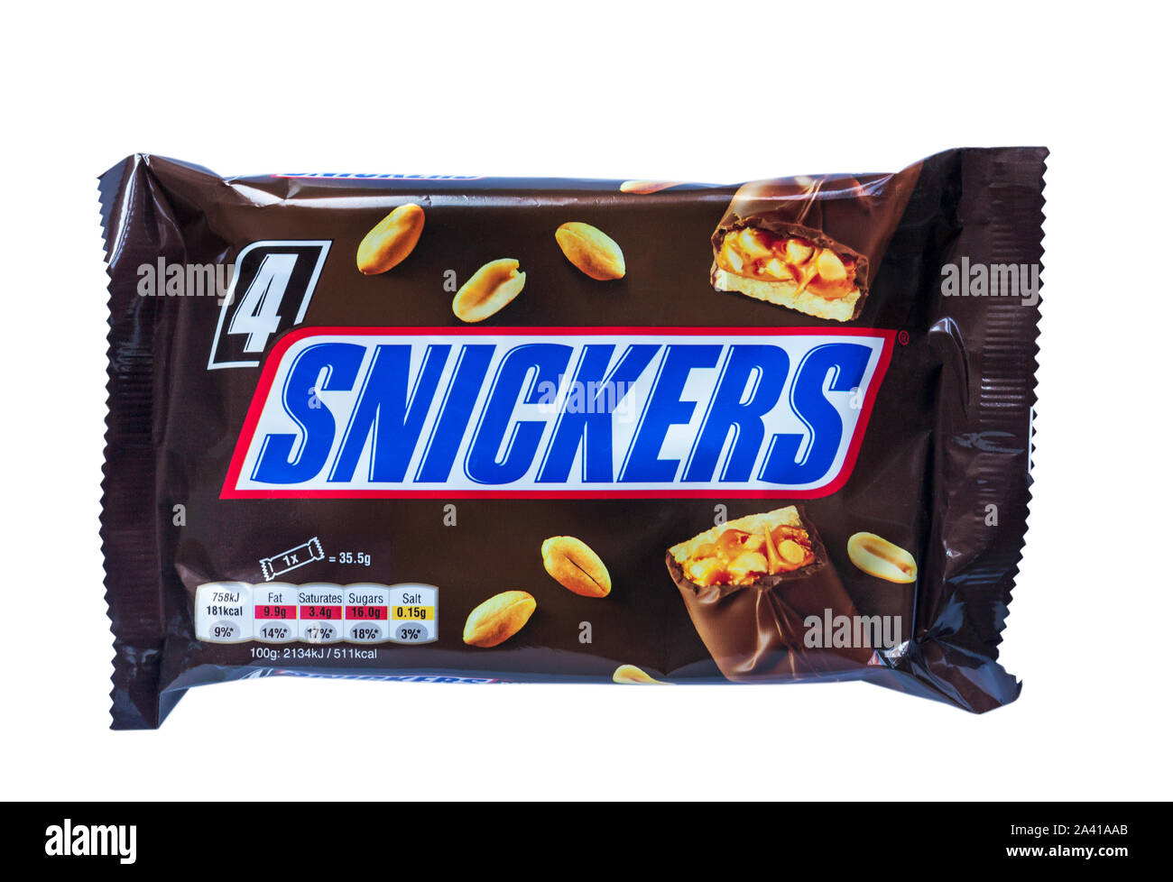 Packung Snickers Schokoriegel auf weißem Hintergrund - Multipack 4 Stück Stockfoto