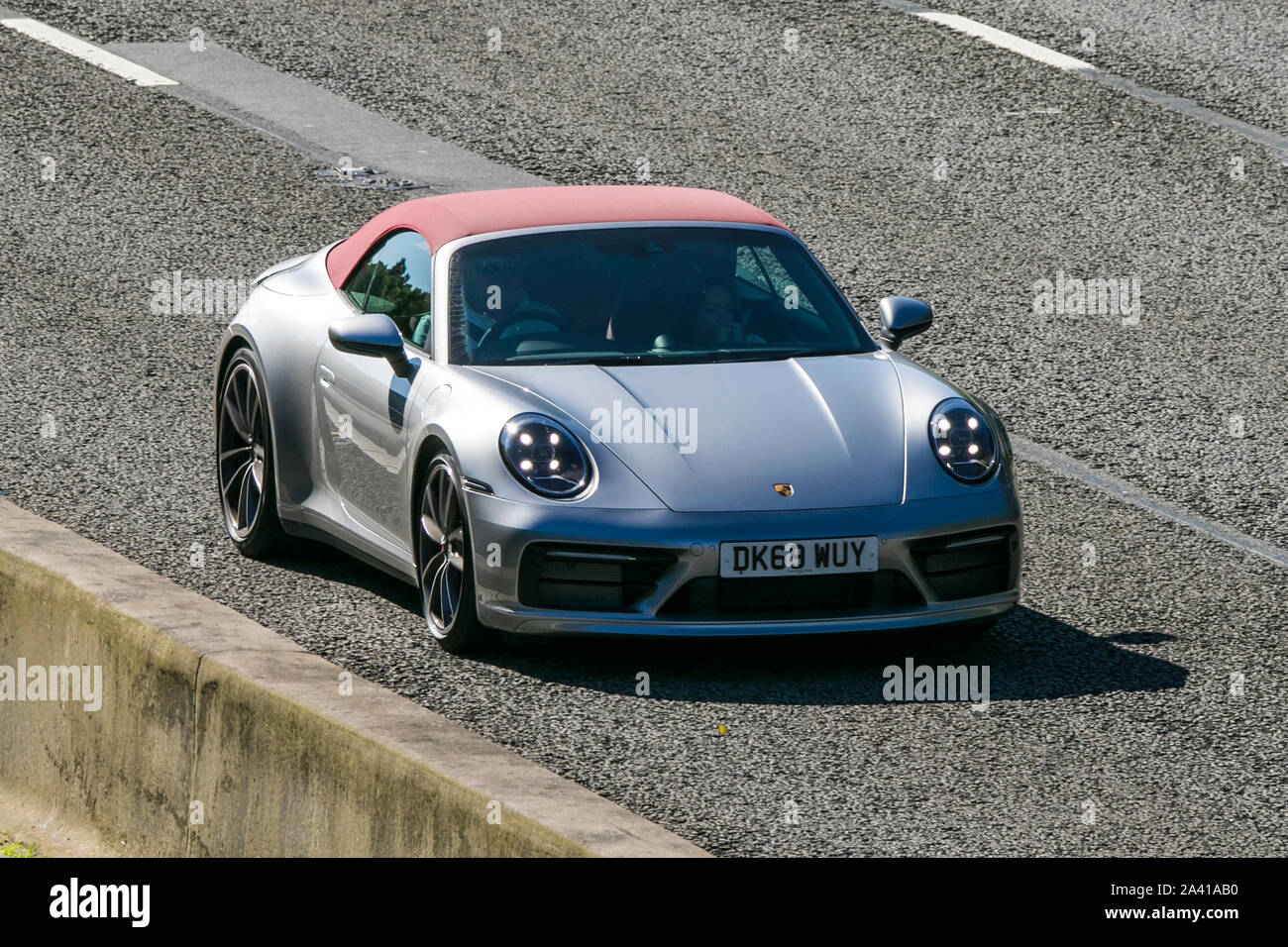 2019 Porsche 911 Carrera 4S S-A; Reisen auf der Autobahn M6 in der Nähe von Preston in Lancashire, Großbritannien Stockfoto
