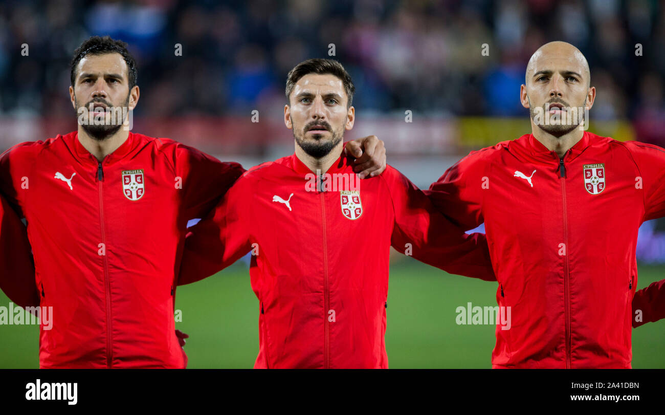 Krusevac, Serbien. 10 Okt, 2019. Nenad Miletic von Serbien, Luka Milivojevic zählte Serbien und Filip Mladenovic von Serbien auf während der Nationalhymne. Credit: Nikola Krstic/Alamy leben Nachrichten Stockfoto