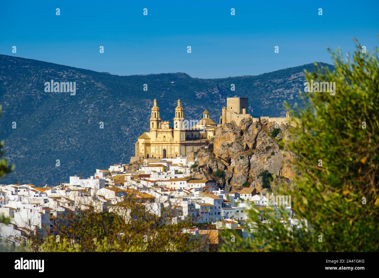 Weißes Dorf von Olvera, maurische Burg und Kirche Unserer Lieben Frau von der Menschwerdung. Pueblos Blancos de la Sierra de Cadiz. Südlichen Andalusien, Spanien. Eur Stockfoto