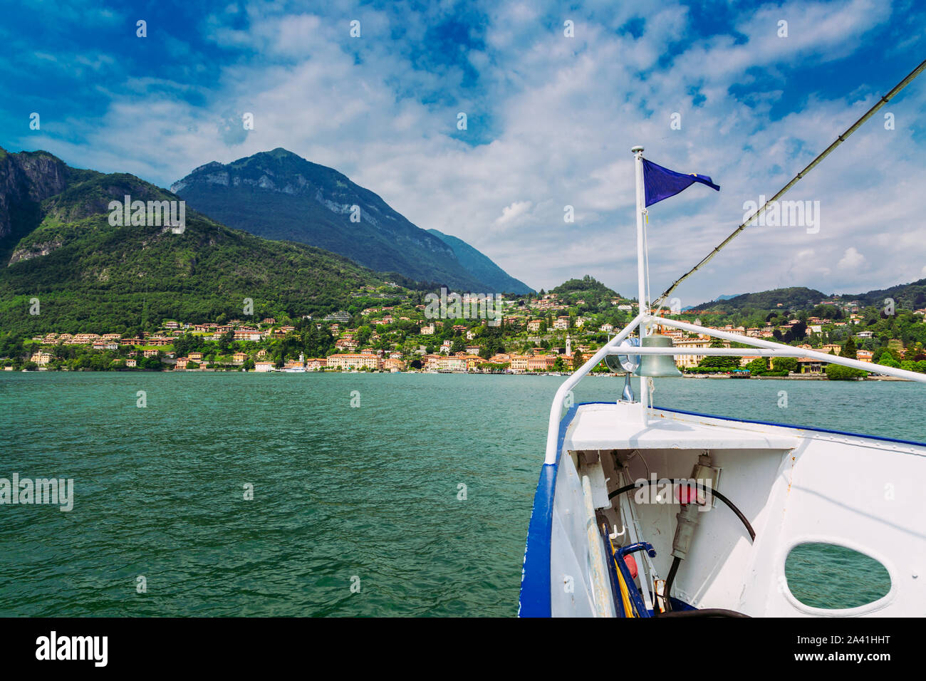 Menaggio Stadt von der Fähre auf dem Comer See, Lombardei, Italien gesehen Stockfoto
