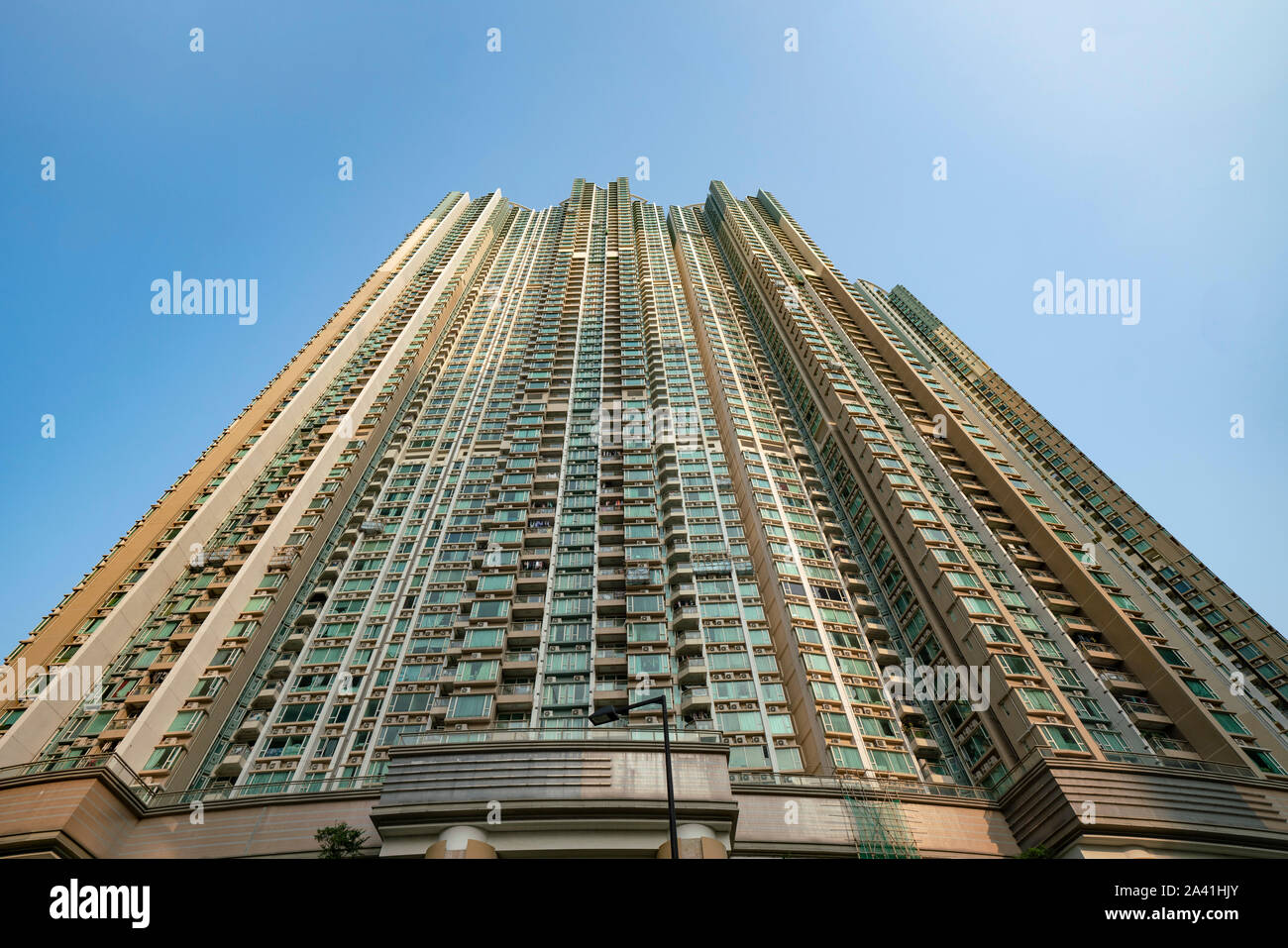 Fassade des dichten städtischen Hochhaus Apartment Gebäude in LOHAS Park neue Wohnsiedlung in New Territories von Hong Kong, China. Stockfoto