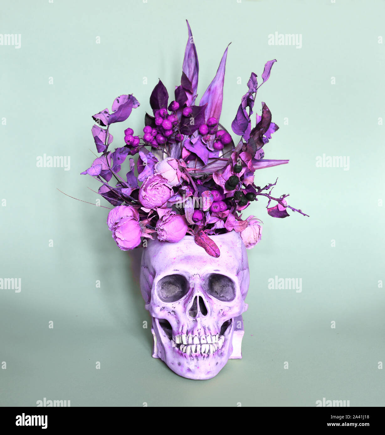 Kreative florale Layout mit Totenkopf und Rosen für den Hintergrund. Spooky  flach. Hellowen Hintergrund Stockfotografie - Alamy
