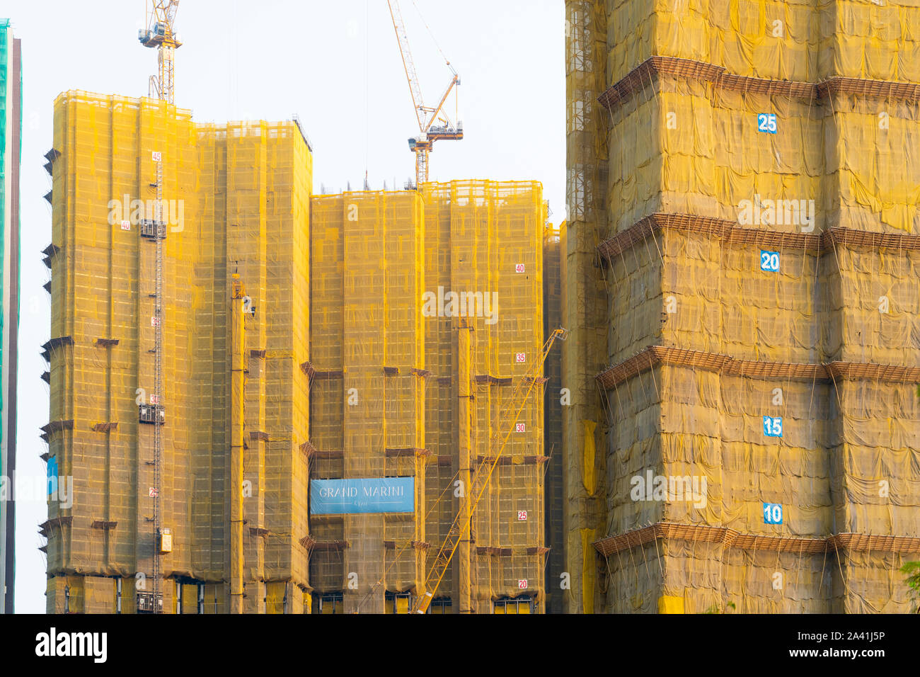Ansicht der neuen dichten städtischen Hochhaus Apartment Gebäude in LOHAS Park neue Wohnsiedlung in New Territories von Hong Kong, China. Stockfoto