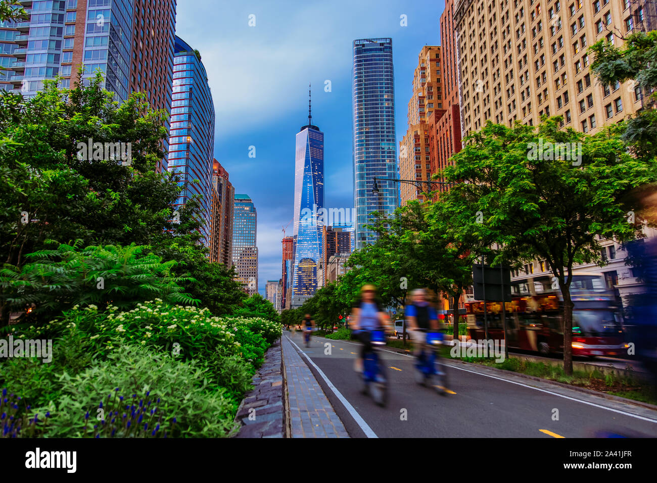 Hudson River Greenway und Radfahrer mit einem WTC in New York City Stockfoto