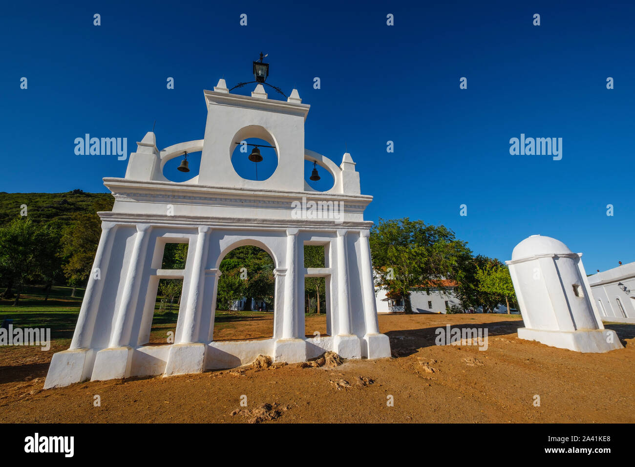 Glockenturm am Arias Montano rock, Sierra de Aracena und Picos de Aroche Naturpark, Alajar. Der Provinz Huelva. Südlichen Andalusien, Spanien. Europa Stockfoto