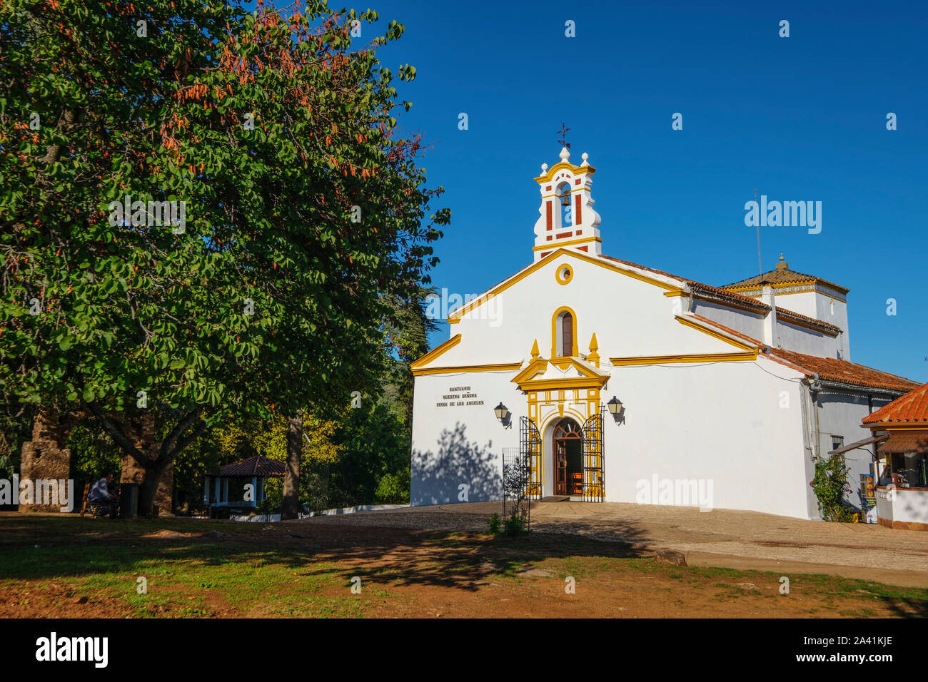 Kapelle Virgen de los Angeles bei Arias Montano rock, Sierra de Aracena und Picos de Aroche Naturpark, Alajar. Der Provinz Huelva. Süden Andalusiens, S Stockfoto