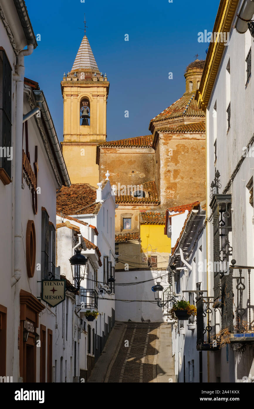 Typische Straße & San Miguel Arcangel Kirche. Jabugo, Sierra de Aracena und Picos de Aroche Naturpark. Der Provinz Huelva. Südlichen Andalusien, Spanien. E Stockfoto