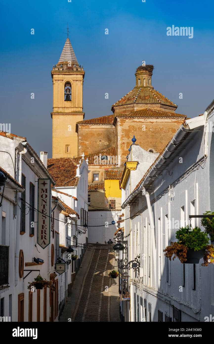 Typische Straße & San Miguel Arcangel Kirche. Jabugo, Sierra de Aracena und Picos de Aroche Naturpark. Der Provinz Huelva. Südlichen Andalusien, Spanien. E Stockfoto