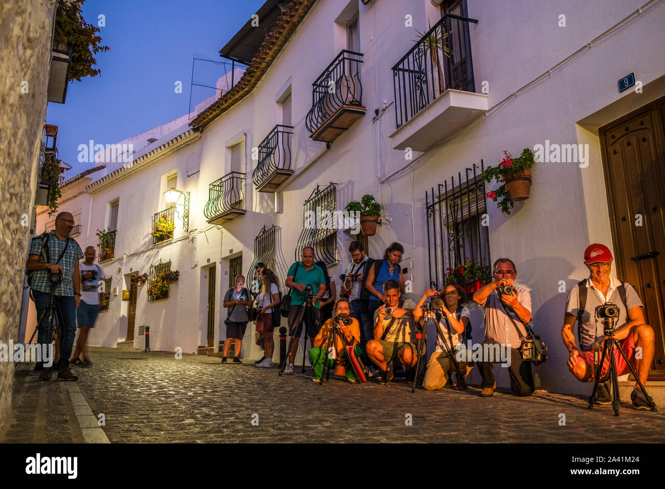 Fotografen die Durchführung einer fotografischen Workshop, weißen Dorf Mijas Pueblo. Provinz Malaga, Costal del Sol. Andalusien, Südspanien. Europa Stockfoto