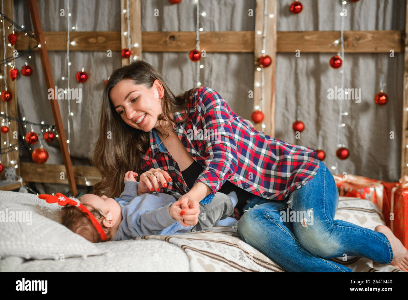 Mutter und Kind liegen auf einer neuen Jahre Bett. Mummys kleiner Junge. Mutter und ihrem Baby zu Hause. Stockfoto