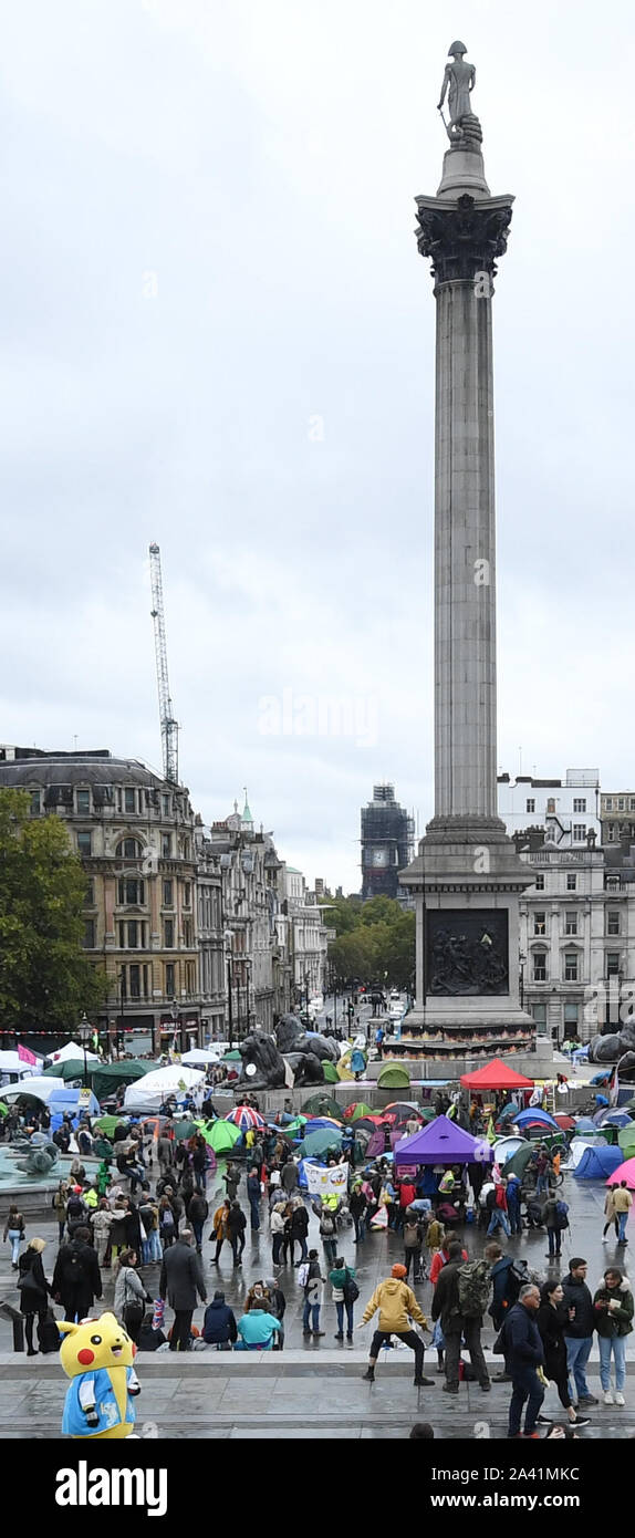 Zelte auf dem Londoner Trafalgar Square, wo Aussterben Rebellion Klimawandel Demonstranten von der Metropolitan Police erklärt worden sind, müssen Sie zusammenbauen. Stockfoto