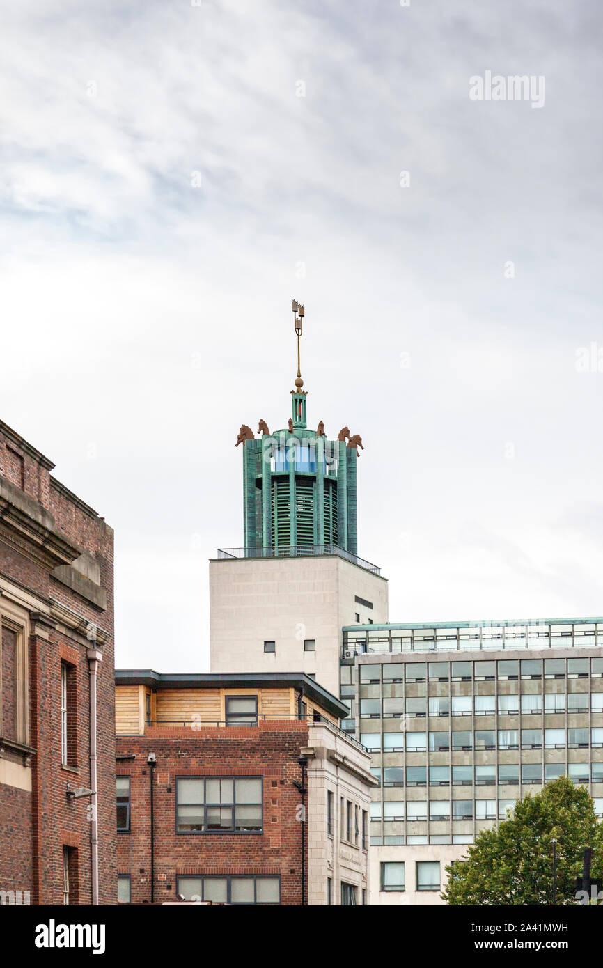 Newcastle Civic Center überragt andere Gebäude in Newcastle upon Tyne, Tyne und Wear, England, Großbritannien Stockfoto