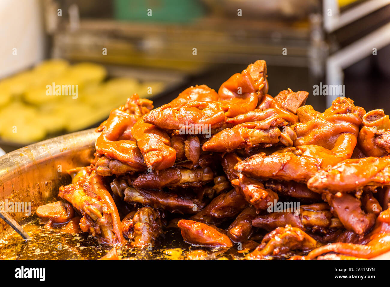 Füße von Schwein, eine Art der berühmten Straße essen oder einen Snack in Qingyan Alte Stadt, Provinz Guizhou, China. Die Altstadt ist eine sehr berühmte Altstadt und ein Pop Stockfoto