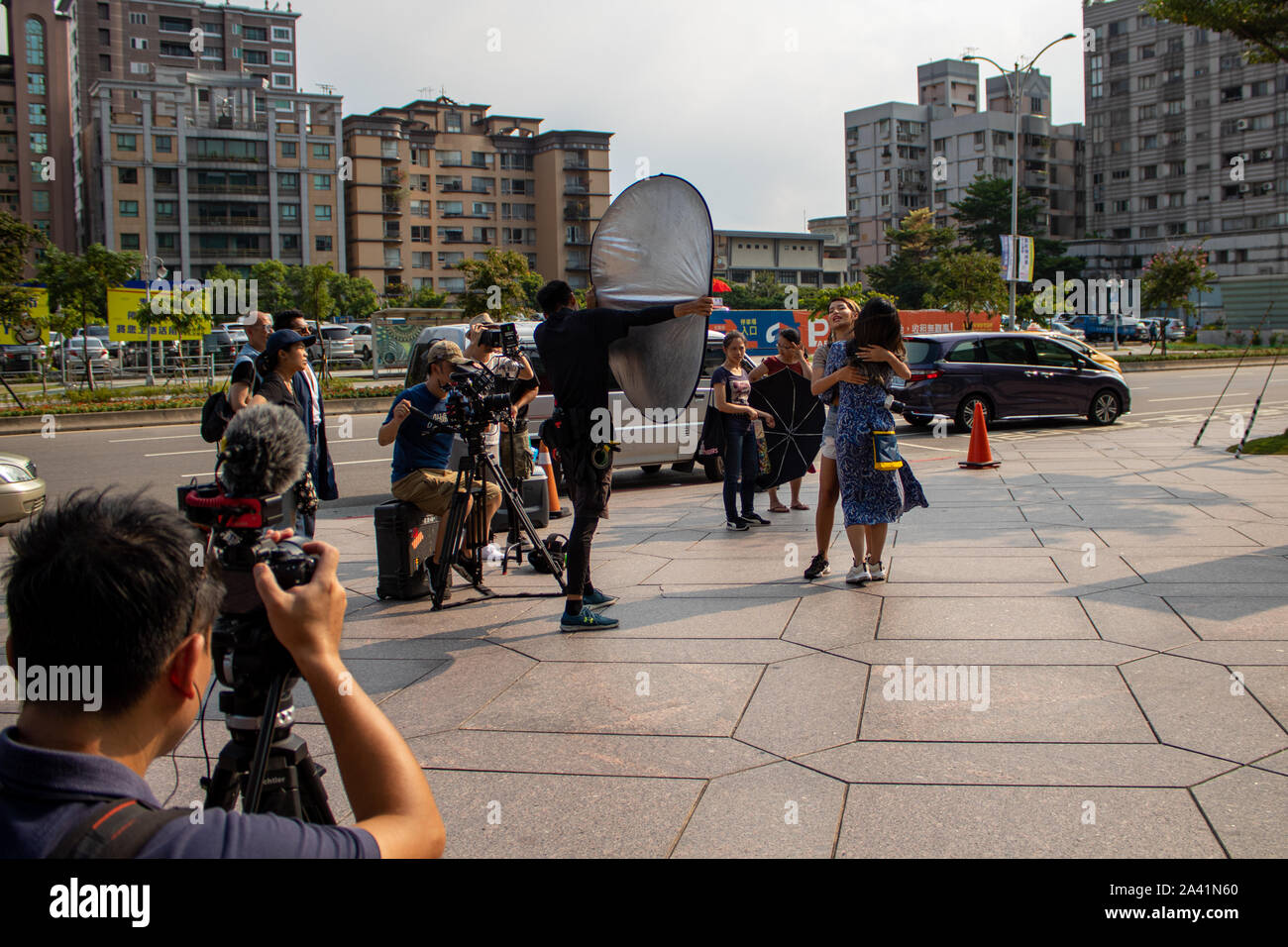 Taipei/Taiwan - 09. August 2018: Low Budget Film Crew schießen eine Szene auf der Straße vor 101 World Trade Center in Taipei Taiwan Stockfoto