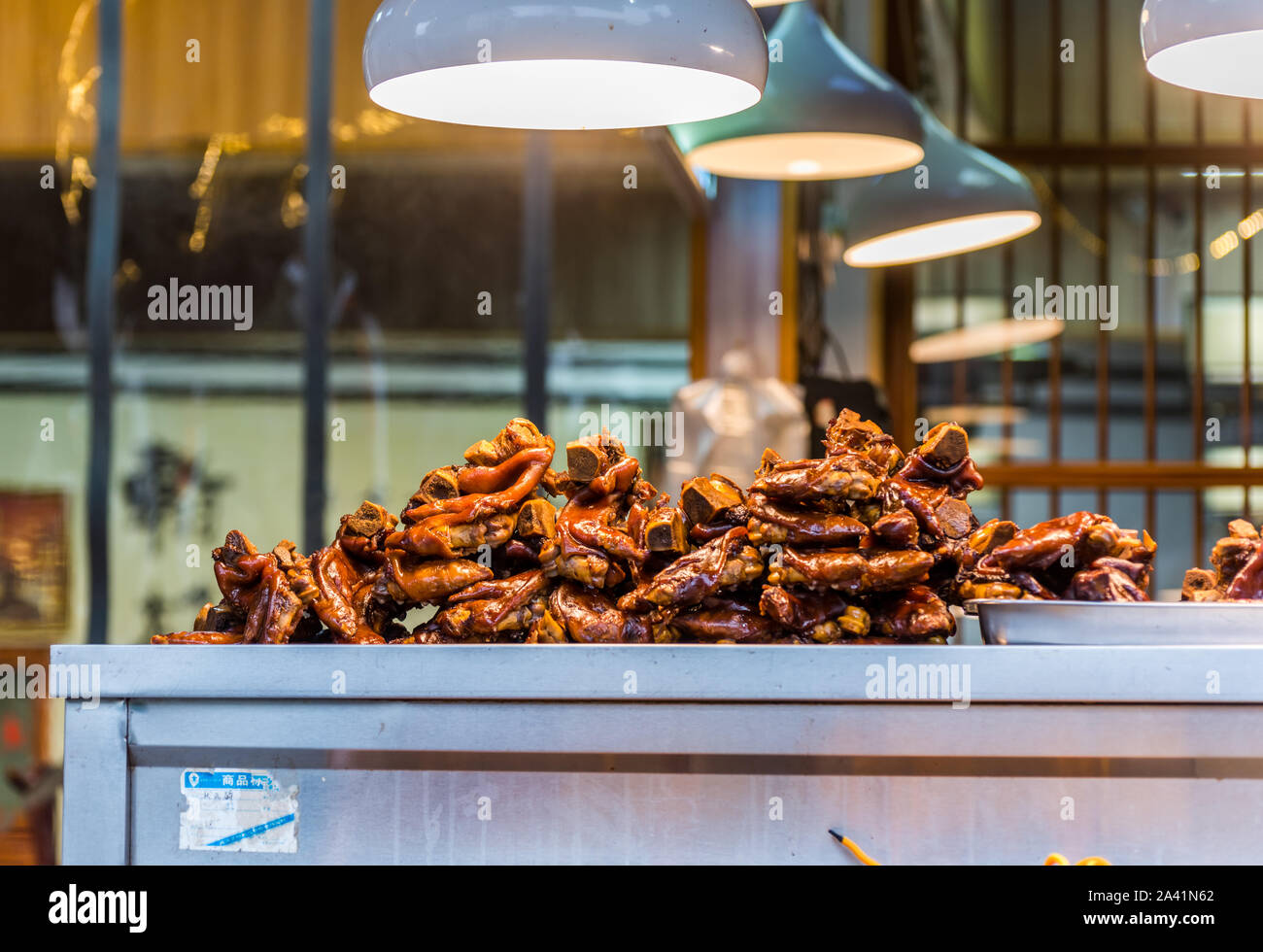 Füße von Schwein, eine Art der berühmten Straße essen oder einen Snack in Qingyan Alte Stadt, Provinz Guizhou, China. Die Altstadt ist eine sehr berühmte Altstadt und ein Pop Stockfoto