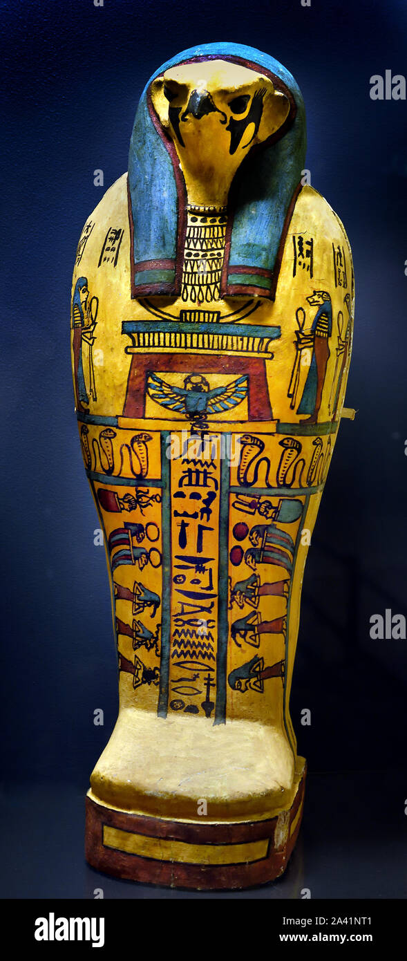 Pseudo Särge von Osiris 1./2. Jahrhundert n. Chr. Ausgrabungen von Tehneh (Bergahorn Holz gemalt), Ägypten, Ägyptische. (Das Schicksal der Toten, mumifiziert und auferstandenen Osiris ist vorbildlich: auf religiöse Feste, die 'mummies' der Gott in Sand und Getreide werden modelliert. Das Getreide keimt, Symbol der Hoffnung auf die Wiedergeburt der Natur und den Menschen.) Stockfoto