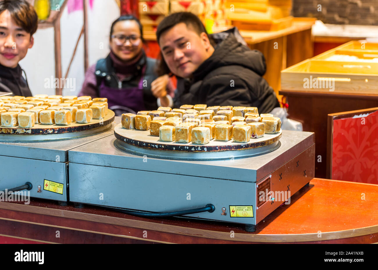 Kuchen und Schlange in der Bäckerei in der Alten Stadt Qingyan, Provinz Guizhou, China. Die Altstadt ist eine sehr berühmte Altstadt und eine beliebte Reise destinati Stockfoto