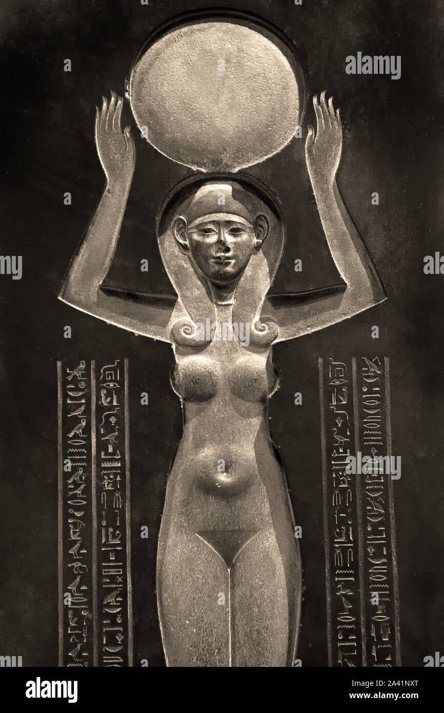 Deckel des Sarkophags von Djedhor 4. Jahrhundert v. Chr. (an der Unterseite, die Göttin des Westens schützt die Toten; alle um ihn herum, Gottheiten einschließlich Isis (am Fuß) und Nephthys am Kopf,) Ägypten, Ägyptische (Detail) Stockfoto