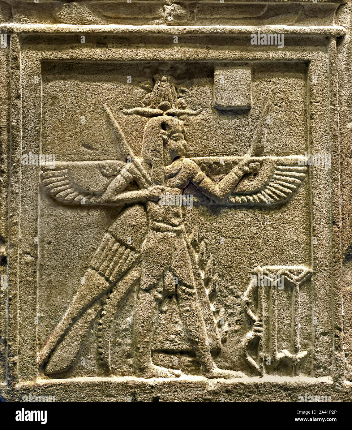 Stele: König - Vogel bewaffnet mit Messern Ptolemäerzeit, 332 - 30 v. Chr. Sandstein, Ägypten, Ägyptische. (Königtum, der göttlichen Charakter, können in der Zusammensetzung eines Panther Gott teilnehmen). Stockfoto