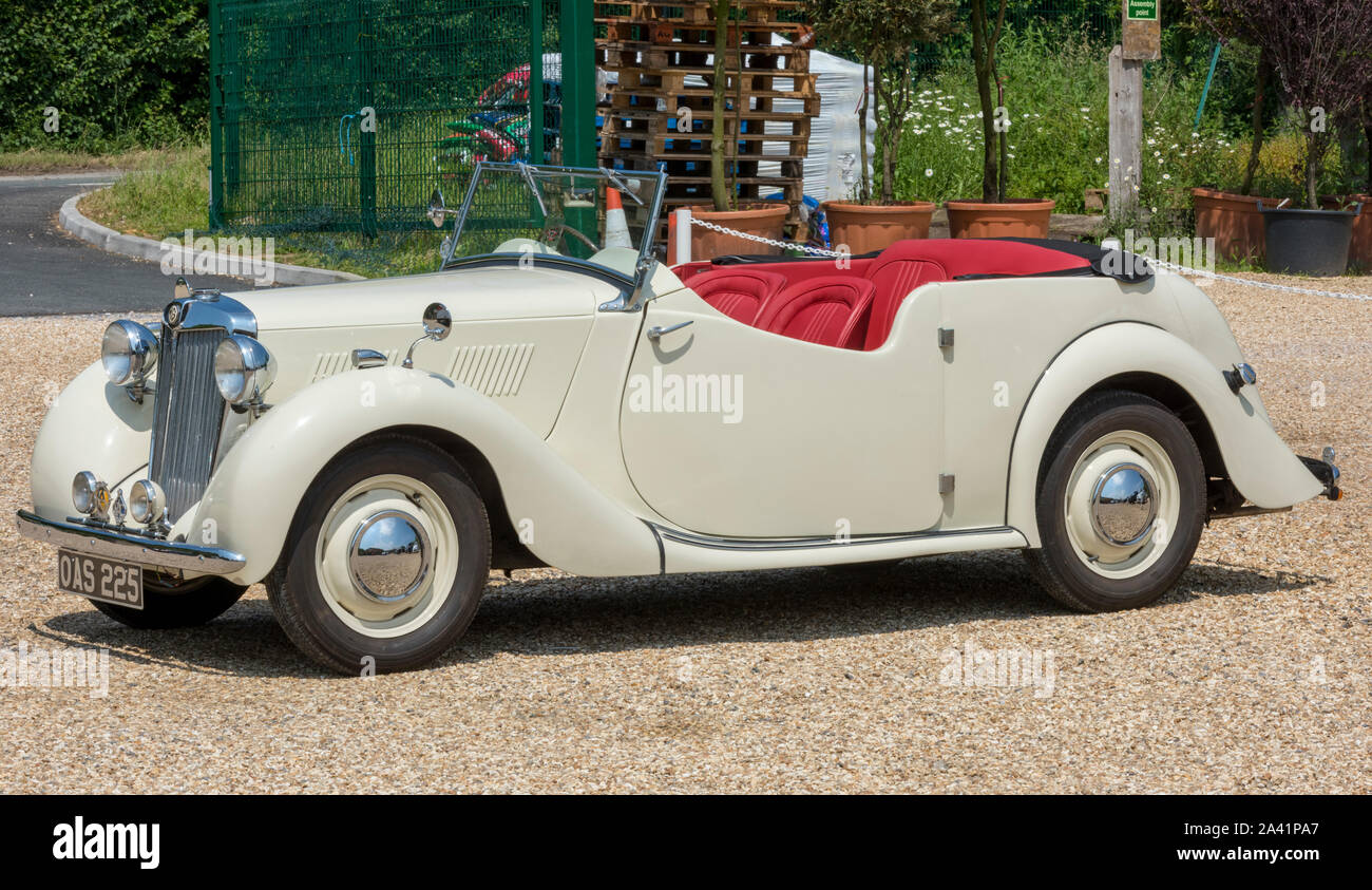 Eine klassische MG Sportwagen mit rotem Leder Interieur in Creme. Sammler Auto restauriert. Stockfoto