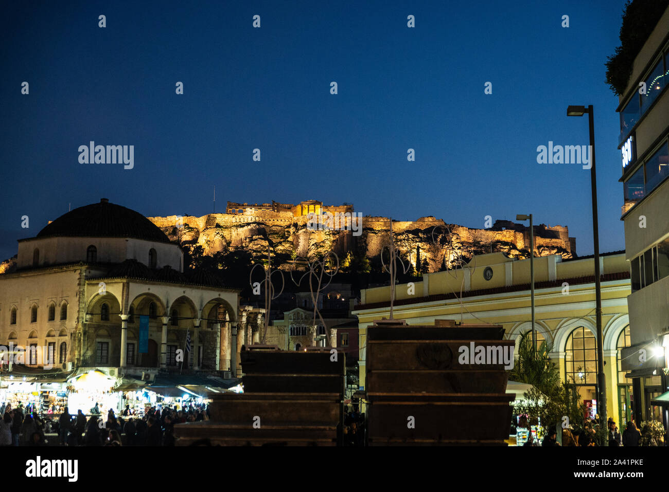 Blick auf die Akropolis von Athen bei Nacht zu Weihnachten mit den Menschen um, Griechenland Stockfoto