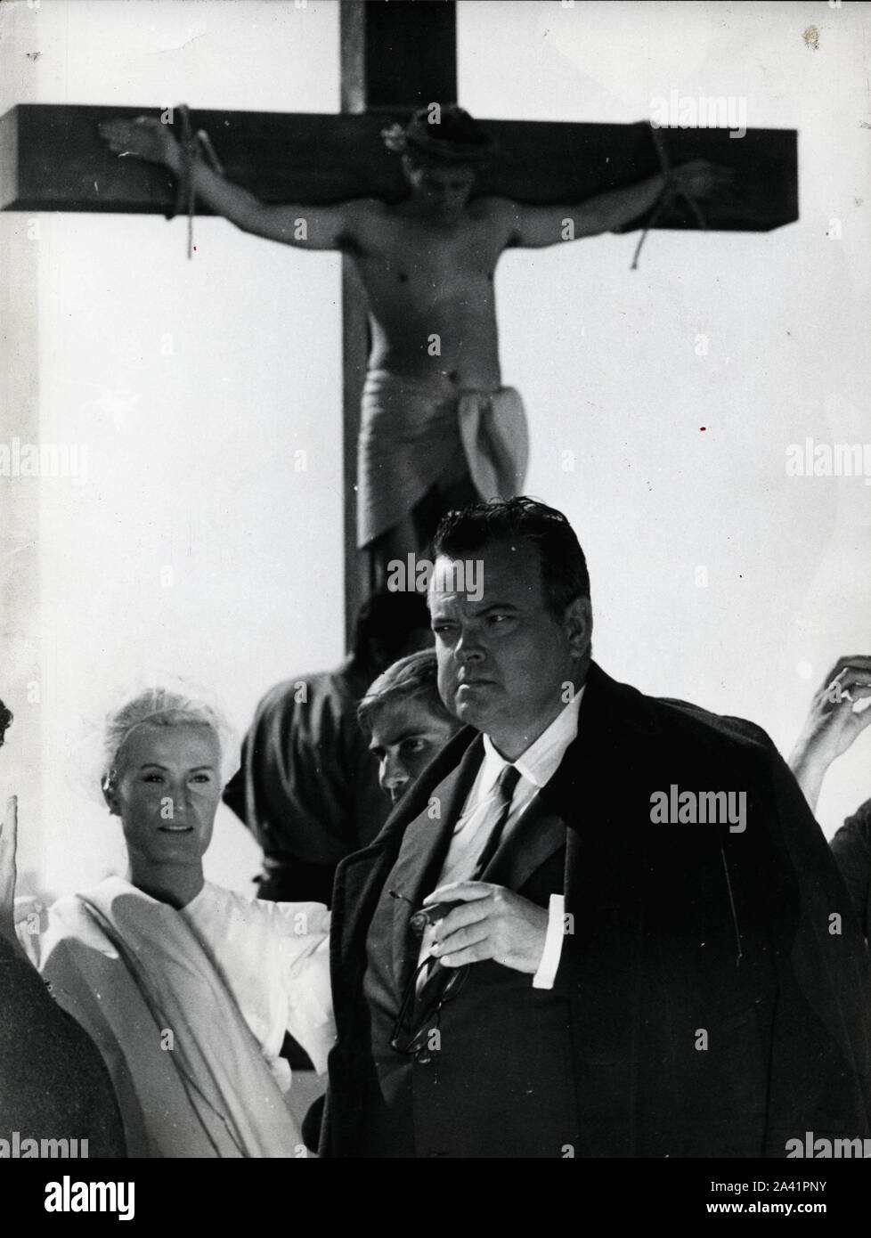 Okt. 10, 1962 - ORSON WELLES ist ein Schauspieler, der in ''''Ropopag ein original Bildschirm spielen, die einige der berühmtesten italienischen und ausländischen Akteure Stern. Welles wird von italienischen Schriftsteller und Regisseur S. Pasolini gerichtet werden. Im Segment, 'Quark' ('La Ricotta"), Welles auf dem mit einem gekreuzigten Mann hinter Hi hängenden Set gesehen wird. (Bild: © Keystone Presse Agentur/Keystone USA über ZUMAPRESS.com) Stockfoto