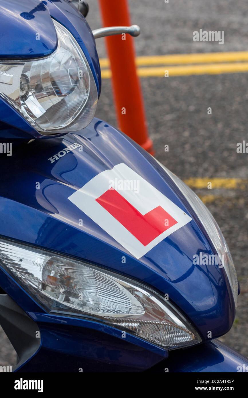 Ein blaues Moped oder Motorrad Roller mit einem Lernenden l Platte am vorderen Kotflügel. Stockfoto
