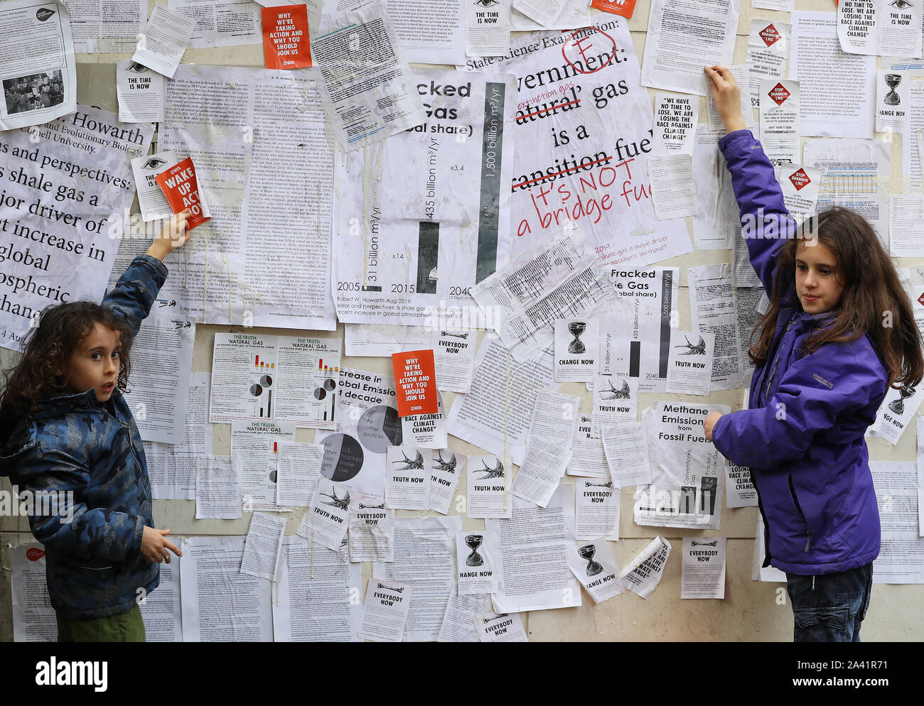 Oisin O'Connor, 9, und seine Schwester Eva O'Conor, 12, ein Aussterben Rebellion (XR) Aktion, wo Demonstranten vor dem Ministerium für Kommunikation tapeziert, Klimawandel und Umwelt, Dublin, Seiten mit der Wissenschaft, der die klimatischen Auswirkungen des fracked Gas. Stockfoto