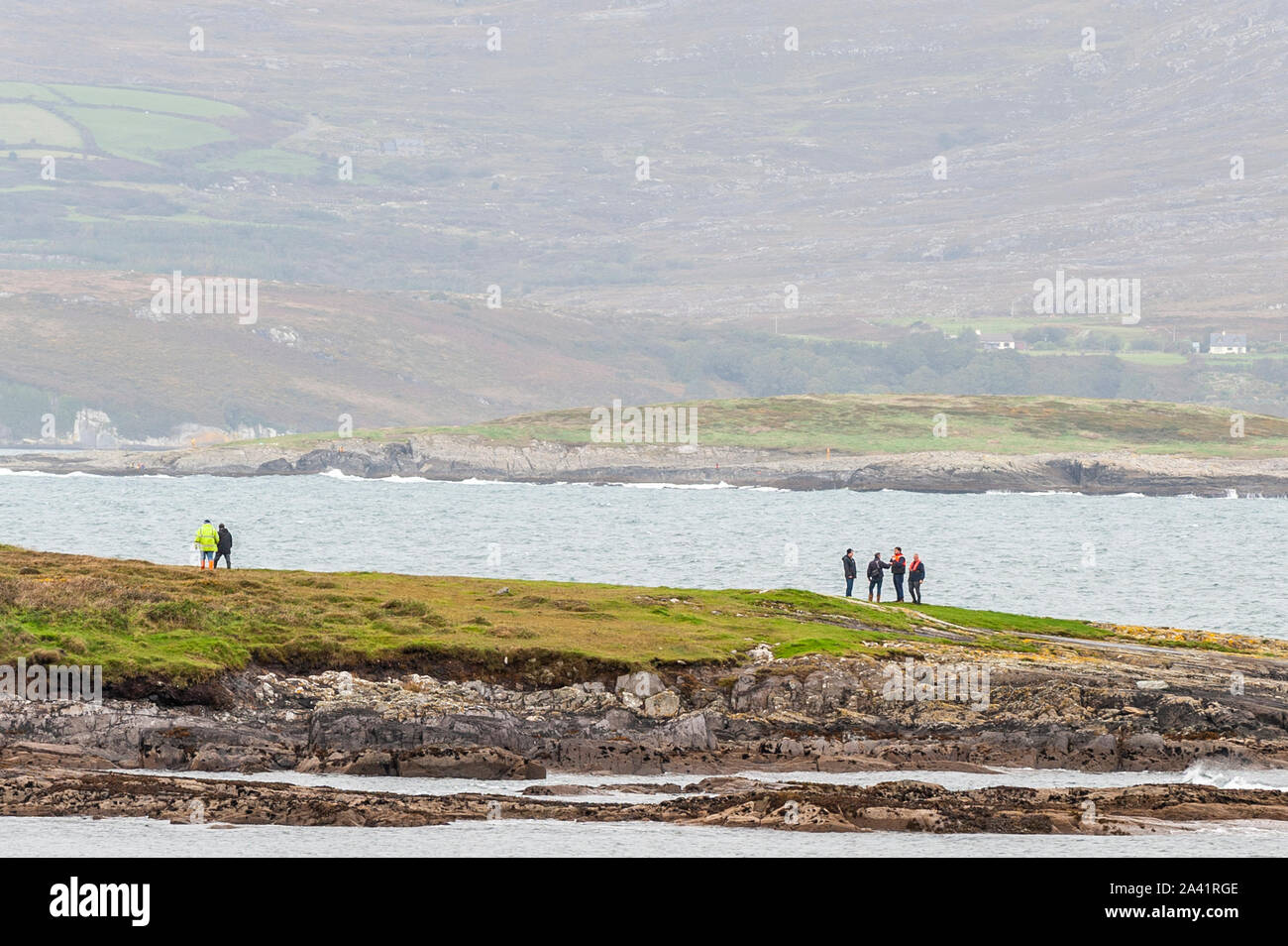 Dunmanus Bay, West Cork, Irland. Oktober 2019. Viele Menschen helfen bei der Suche in Dunmanus Bay nach dem vermissten Fischer Kodie Healy. Herr Healy ging am Mittwochmorgen fischen, aber nicht zurück. Quelle: AG News/Alamy Live News Stockfoto