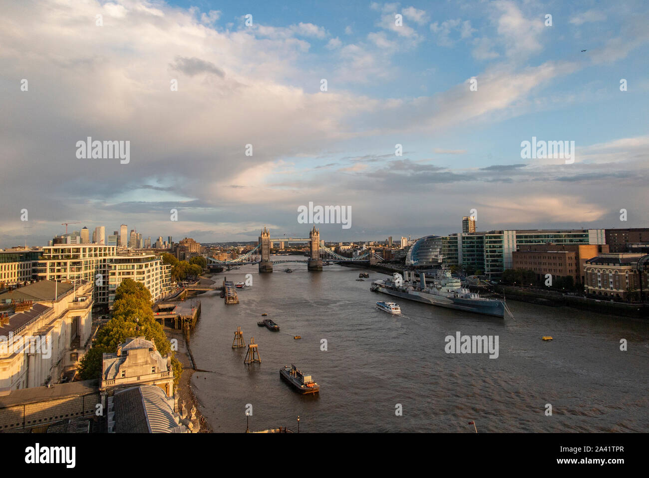 Eine klassische Ansicht der Tower Bridge von oben mit kanarischen Whard im Hintergrund Stockfoto