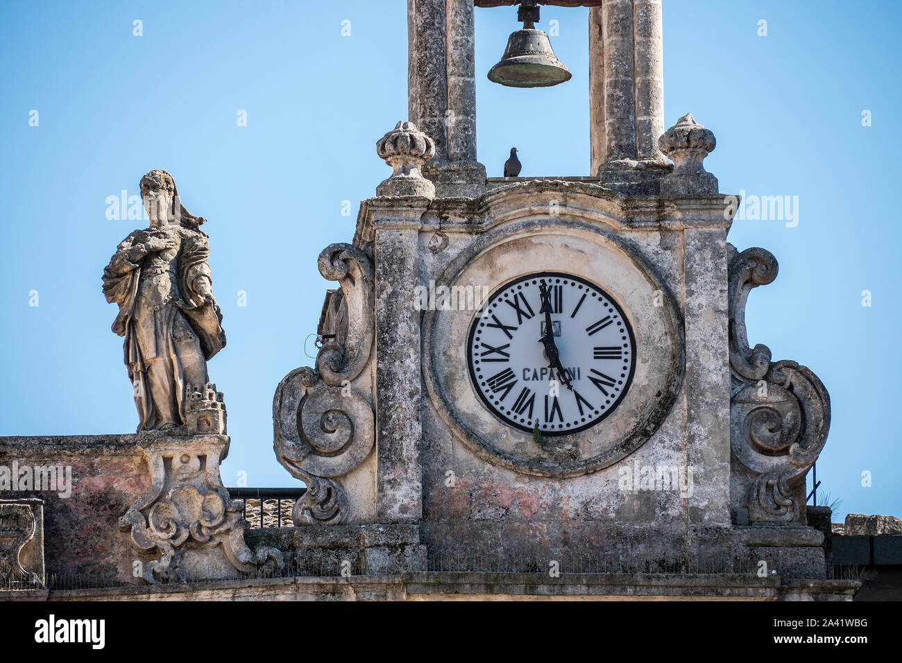 Detail der Uhrturm und Glockenturm des Palazzo Del Sedile, Rathaus in Matera, Italien, Matera ist Europäische Kulturhauptstadt 2019, UNESCO Weltkulturerbe Stadt Stockfoto