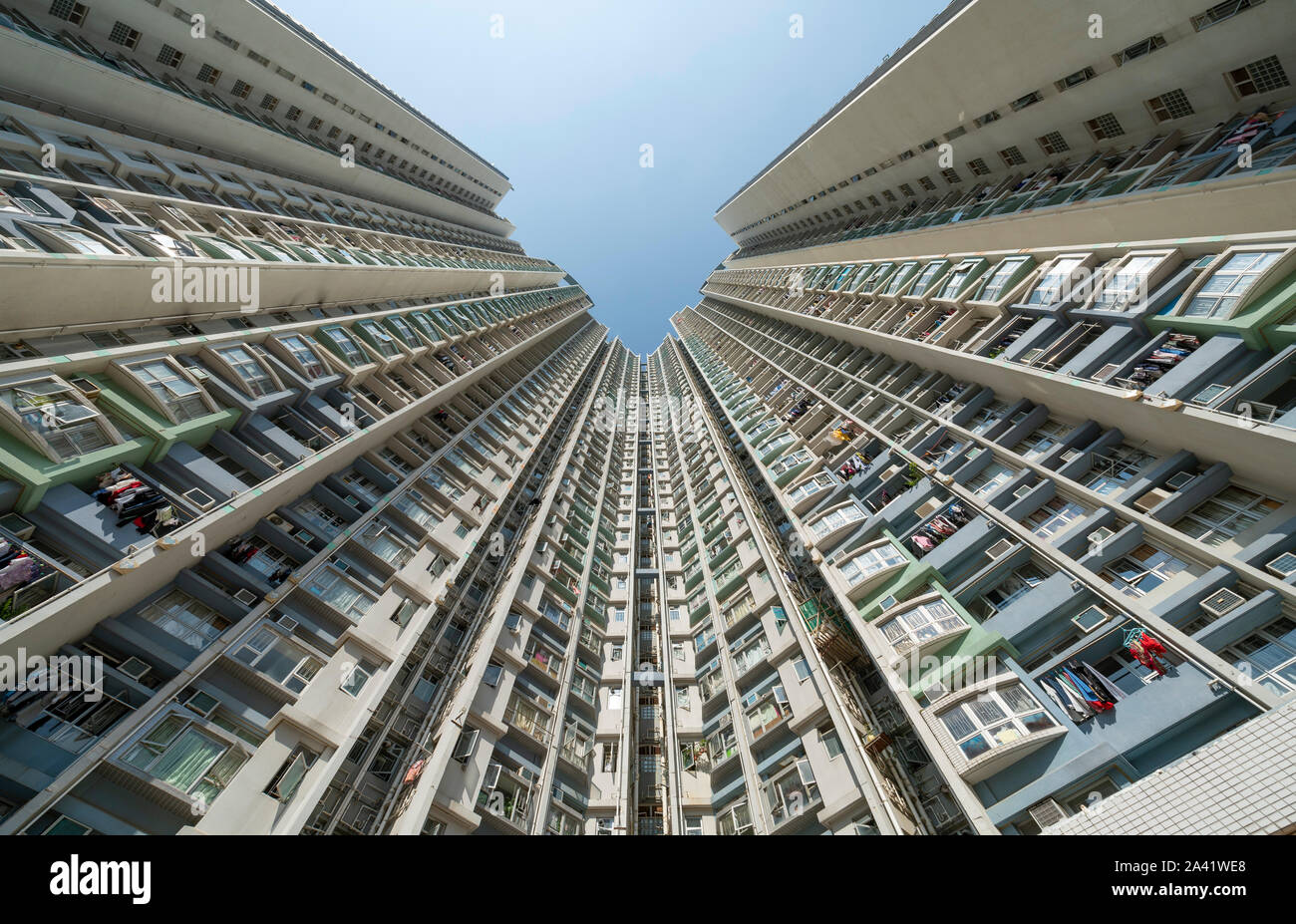 Fassade des dichten städtischen Hochhaus Apartment Gebäude in Shek Kip Mei in Kowloon, Hong Kong, China. Stockfoto