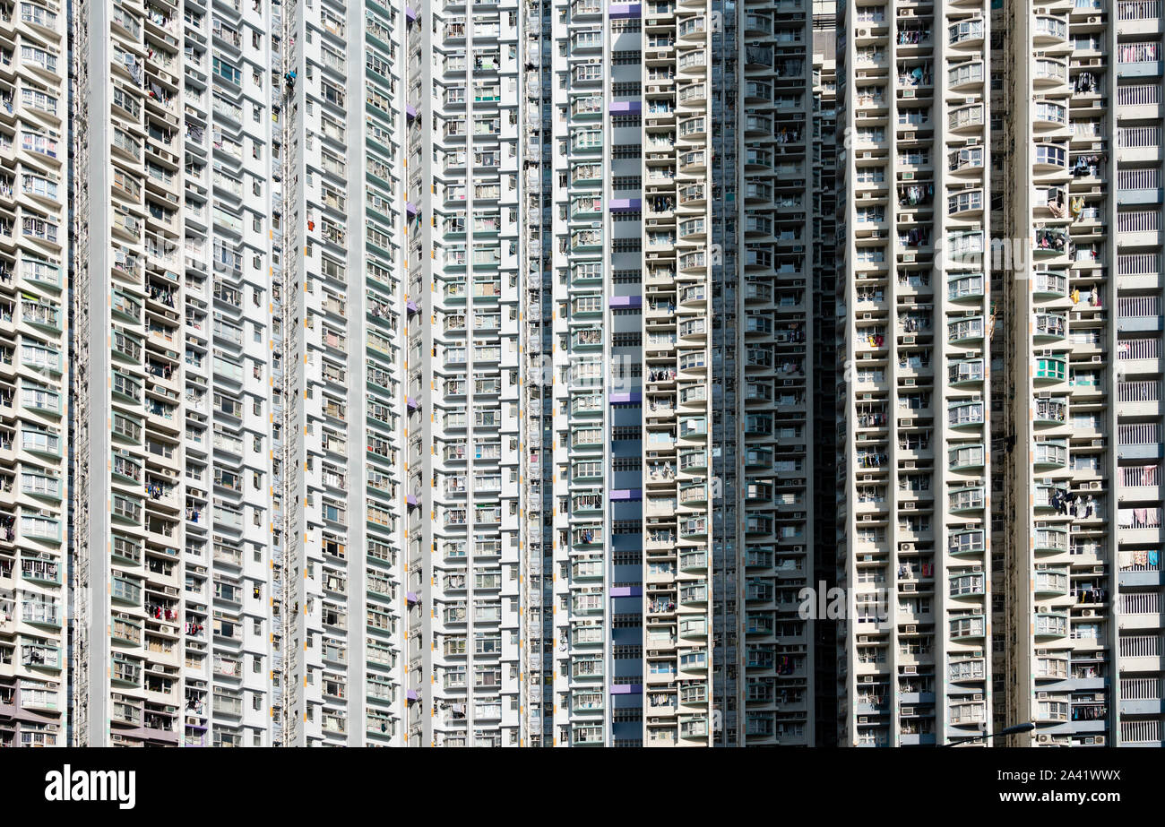 Fassade des dichten städtischen Hochhaus Apartment Gebäude in Shek Kip Mei in Kowloon, Hong Kong, China. Stockfoto