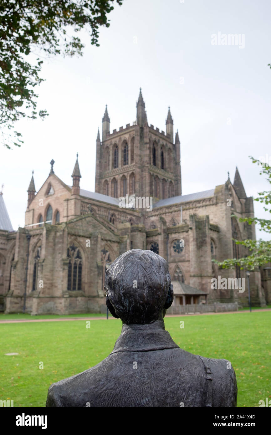 Detail der Statue von Sir Edward Elgar in der Kathedrale zu schließen. Von Jemma Pearson geformt. In der Stadt Hereford, in Herefordshire, UK. Stockfoto