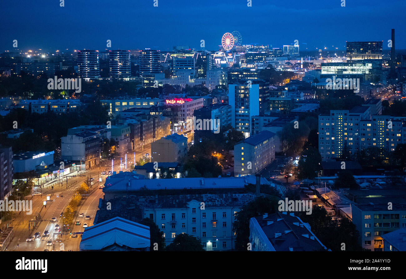 11. Oktober 2019, Estland, Tallinn: Blick auf die Gebäude im Zentrum der estnischen Hauptstadt während der Blauen Stunde am Abend. Foto: Monika Skolimowska/dpa-Zentralbild/ZB Stockfoto