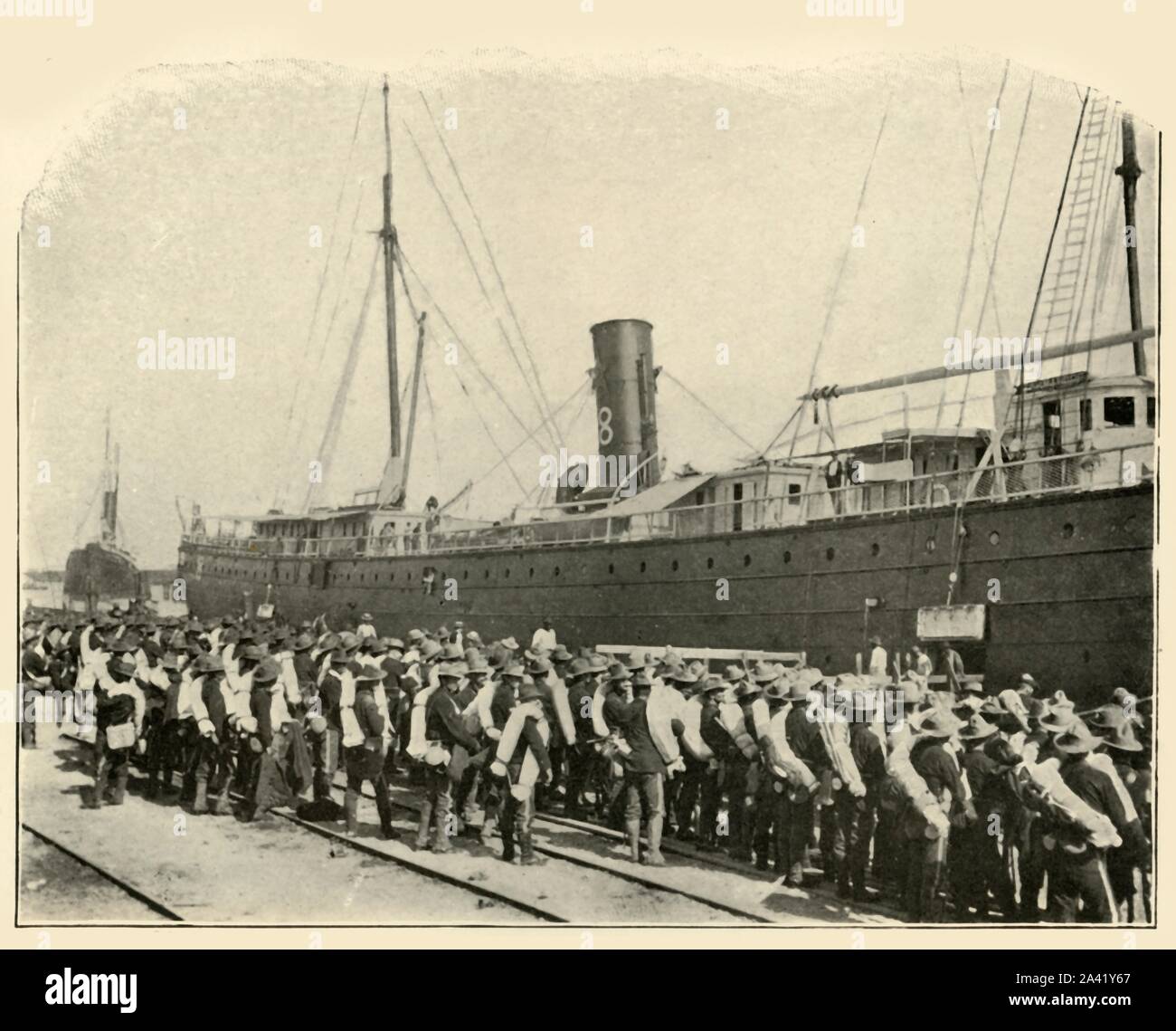 16 Infanterie Einschiffen', Spanisch-Amerikanischen Krieg, Juni 1898, (1899). US-Armee Soldaten an Bord eines Schiffes im Hafen von Tampa, Florida, USA. Von "Der Kleine sah ich von Kuba" von Burr McIntosh, mit Fotografien des Autors. (1898, US-amerikanischer Schauspieler und Journalisten William Burr McIntosh ging an Kuba den Spanisch-Amerikanischen Krieg für "Leslie's Weekly" als Reporter und Fotograf). [F. Tennyson Neely, London &Amp; New York, 1899] Stockfoto