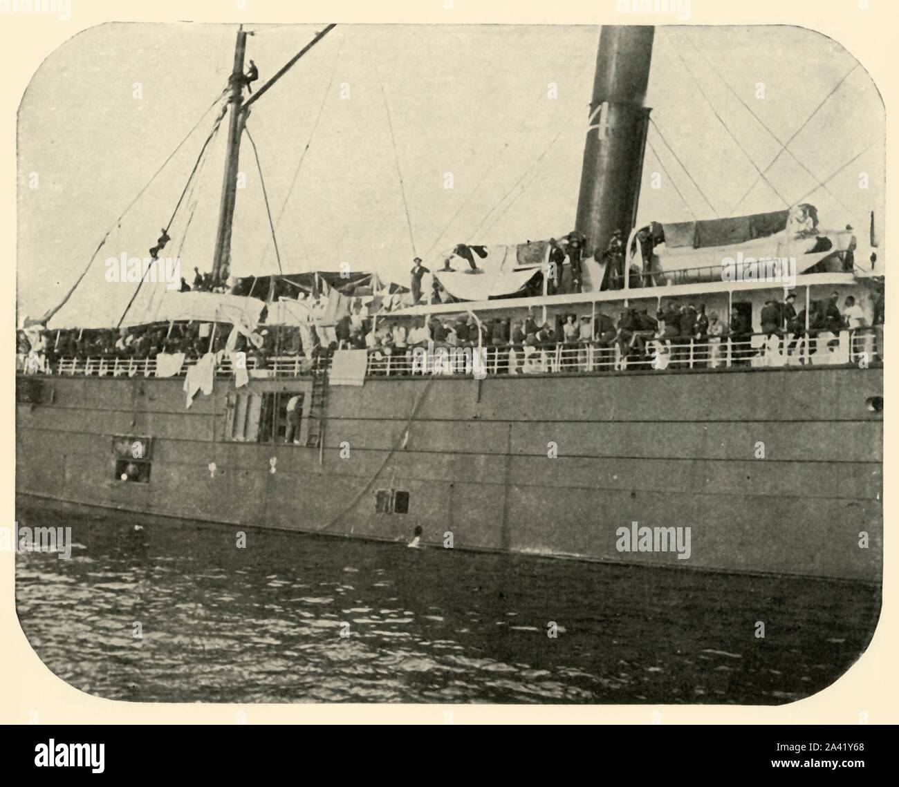 "Die "Cherokee": In der Bucht", Spanisch-Amerikanischen Krieg, Juni 1898, (1899). Uns Truppentransporter, die Soldaten nach Kuba ab Hafen Tampa, Florida, USA. Von "Der Kleine sah ich von Kuba" von Burr McIntosh, mit Fotografien des Autors. (1898, US-amerikanischer Schauspieler und Journalisten William Burr McIntosh ging an Kuba den Spanisch-Amerikanischen Krieg für "Leslie's Weekly" als Reporter und Fotograf). [F. Tennyson Neely, London &Amp; New York, 1899] Stockfoto