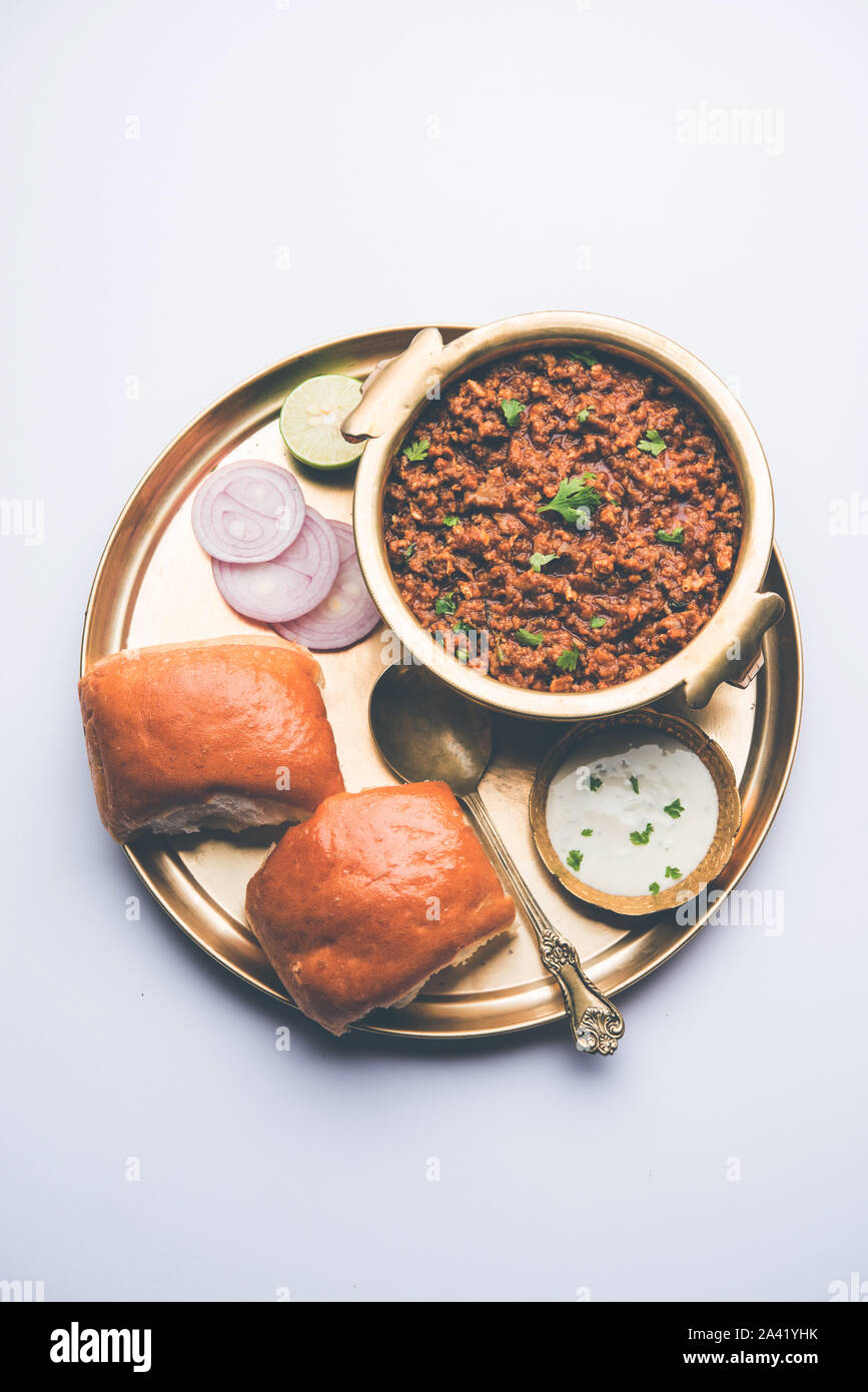 Kheema/keema Pav oder Khima Paav ist ein würziges curry Gericht von Hackfleisch Huhn oder Lamm mit Zwiebel, Tomaten gekocht, mit Brötchen serviert. selektive Schwerpunkte Stockfoto